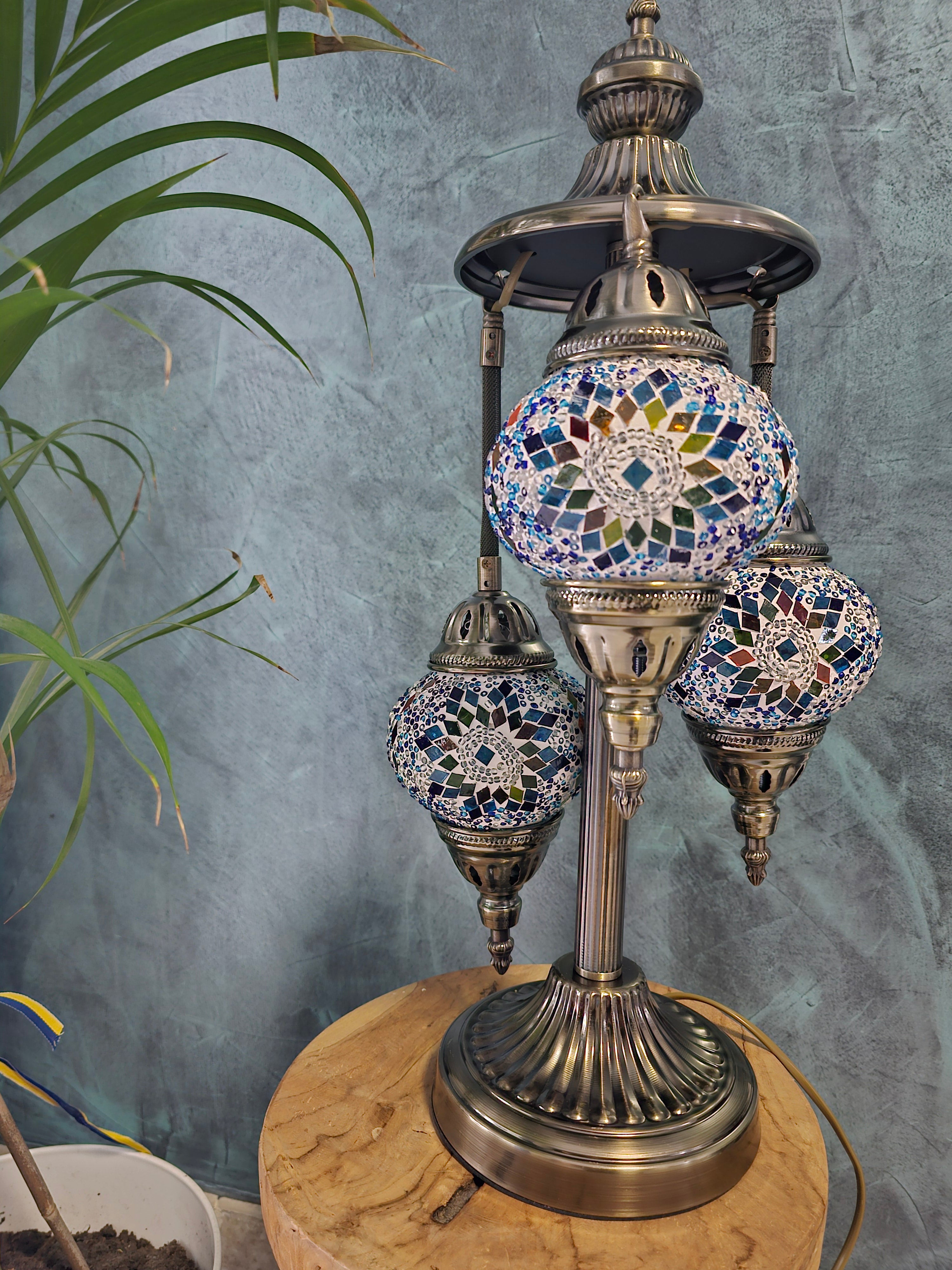 Lampe mosaïque bleue et ambre – Harmonie et éclat