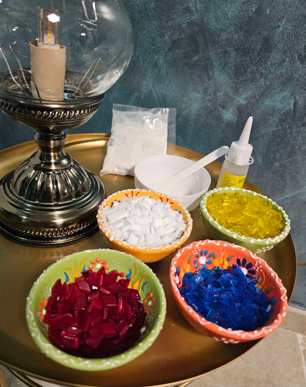 Détail des motifs mosaïque orientaux sur lampe théière lumineuse artisanale turque