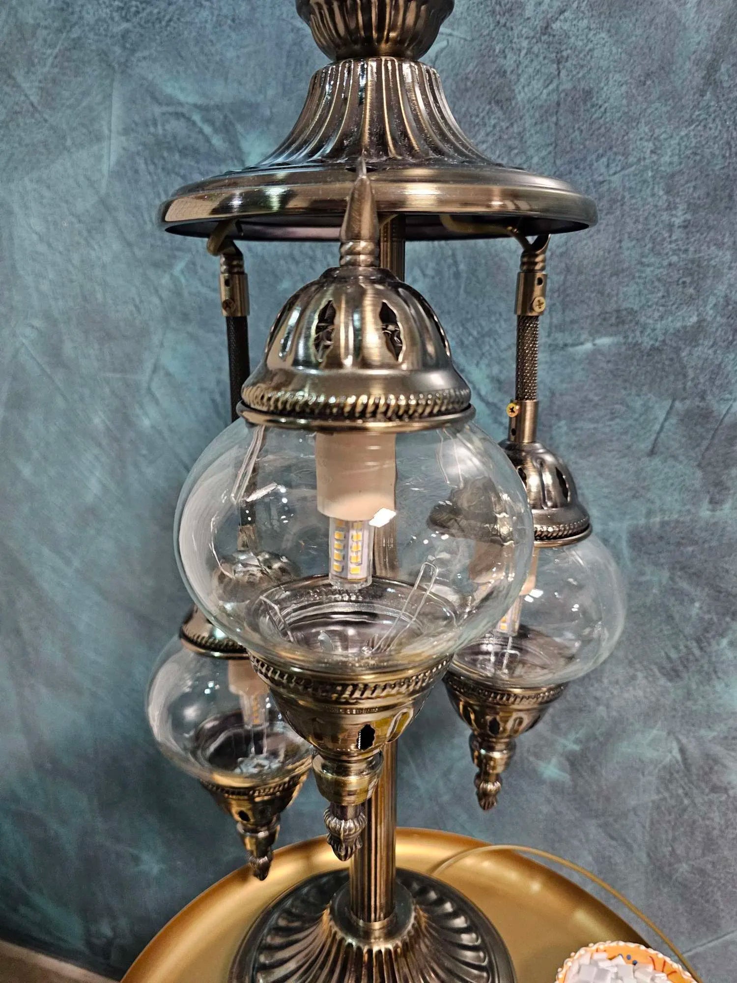 Pièce maîtresse lampe mosaïque 3 globes spectaculaire à créer en atelier artisanal 3 heures gros plan 