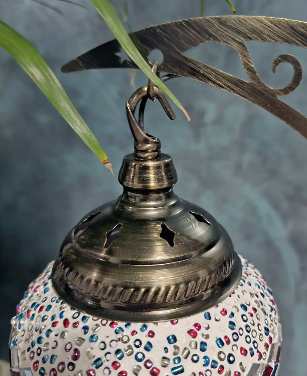 Gros plan embout lampe lune artisanale
