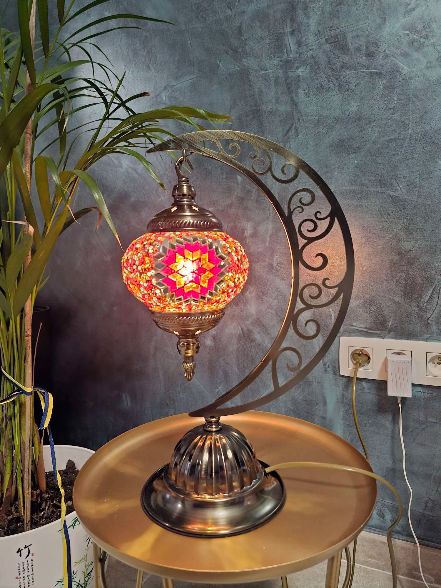 Lampe lune mosaïque orange allumée ambiance chaleureuse