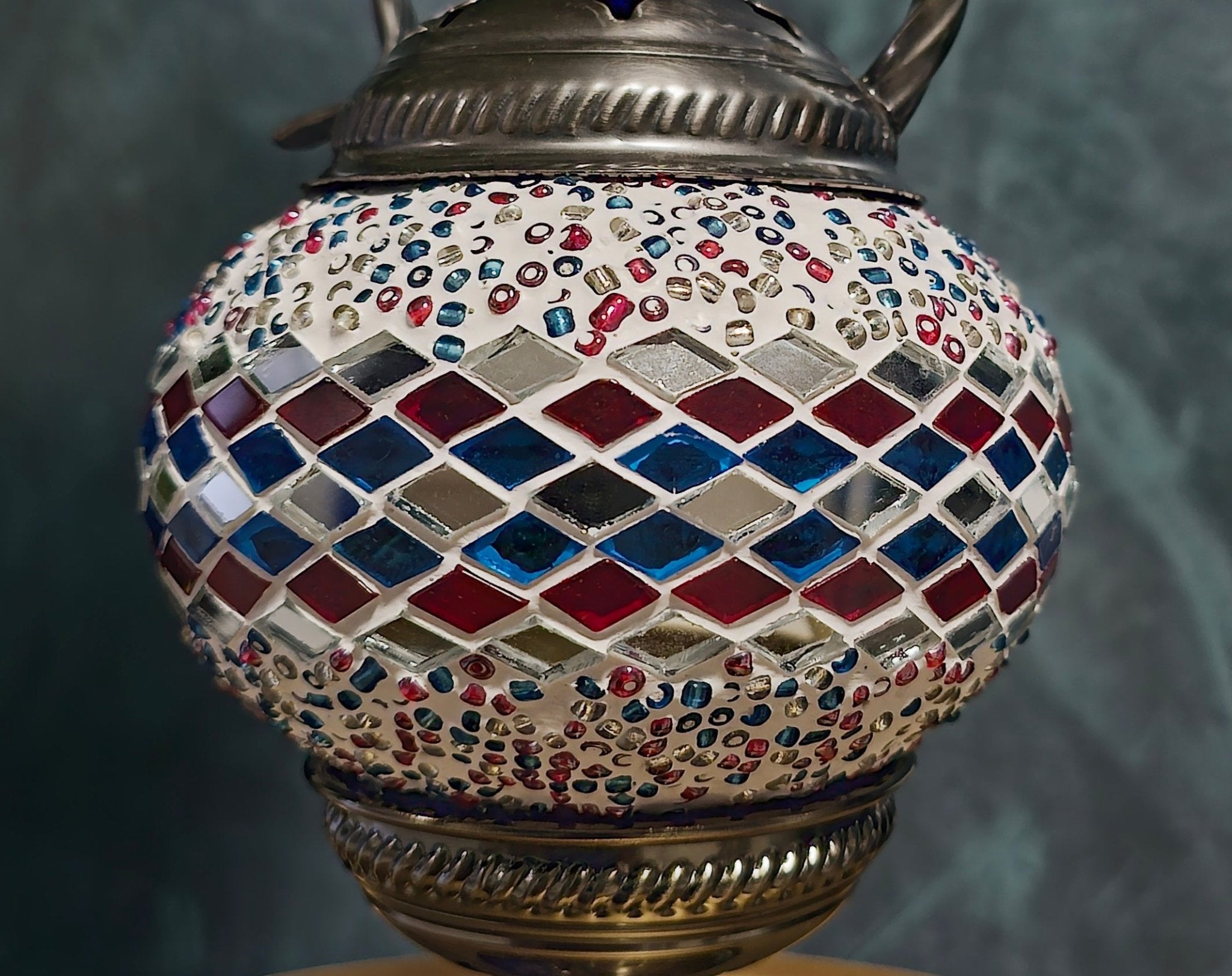 Détail mosaïque lampe lune veilleuse artisanale belge