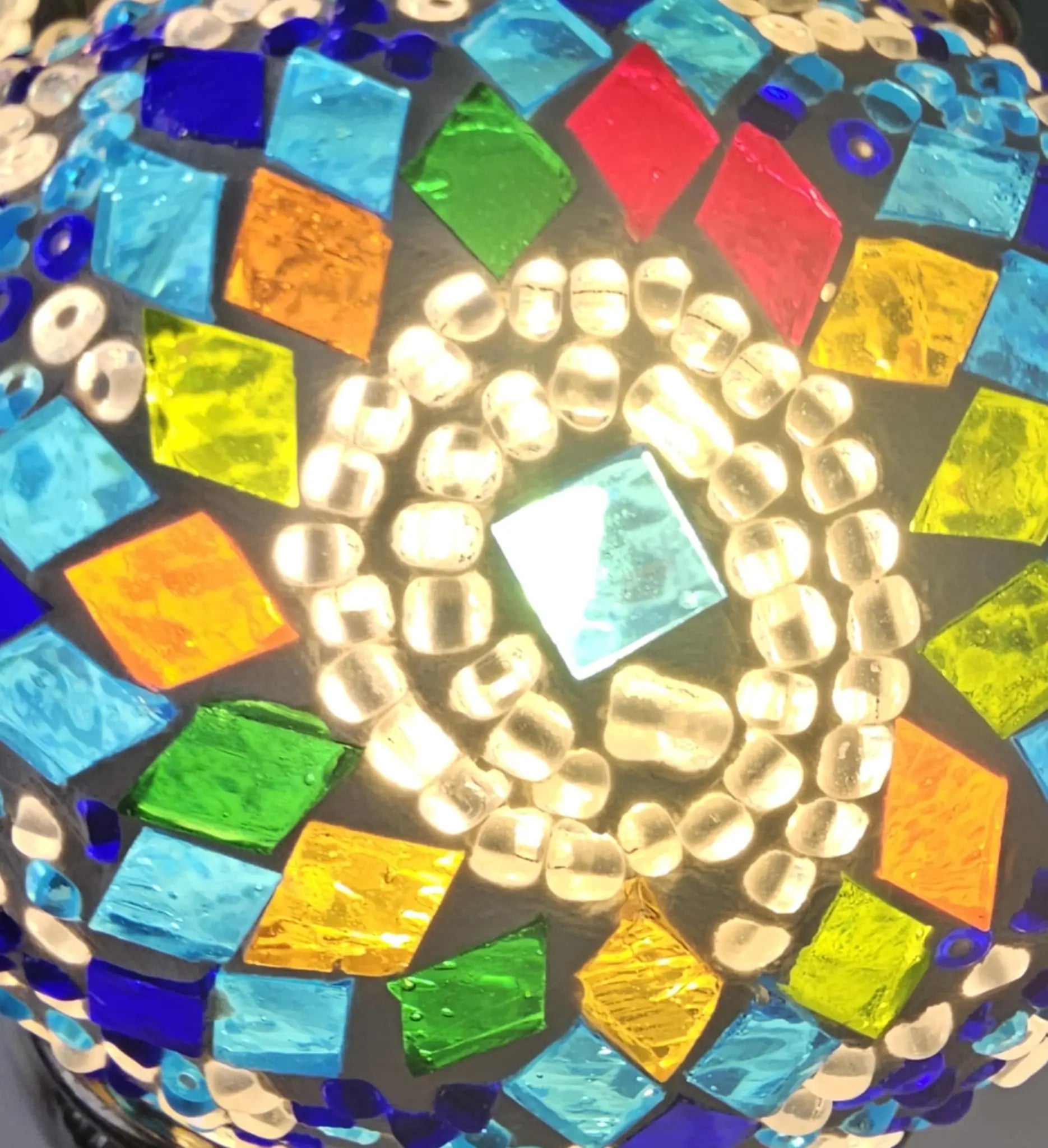 Détail globes mosaïque bleue ambre artisanat turc