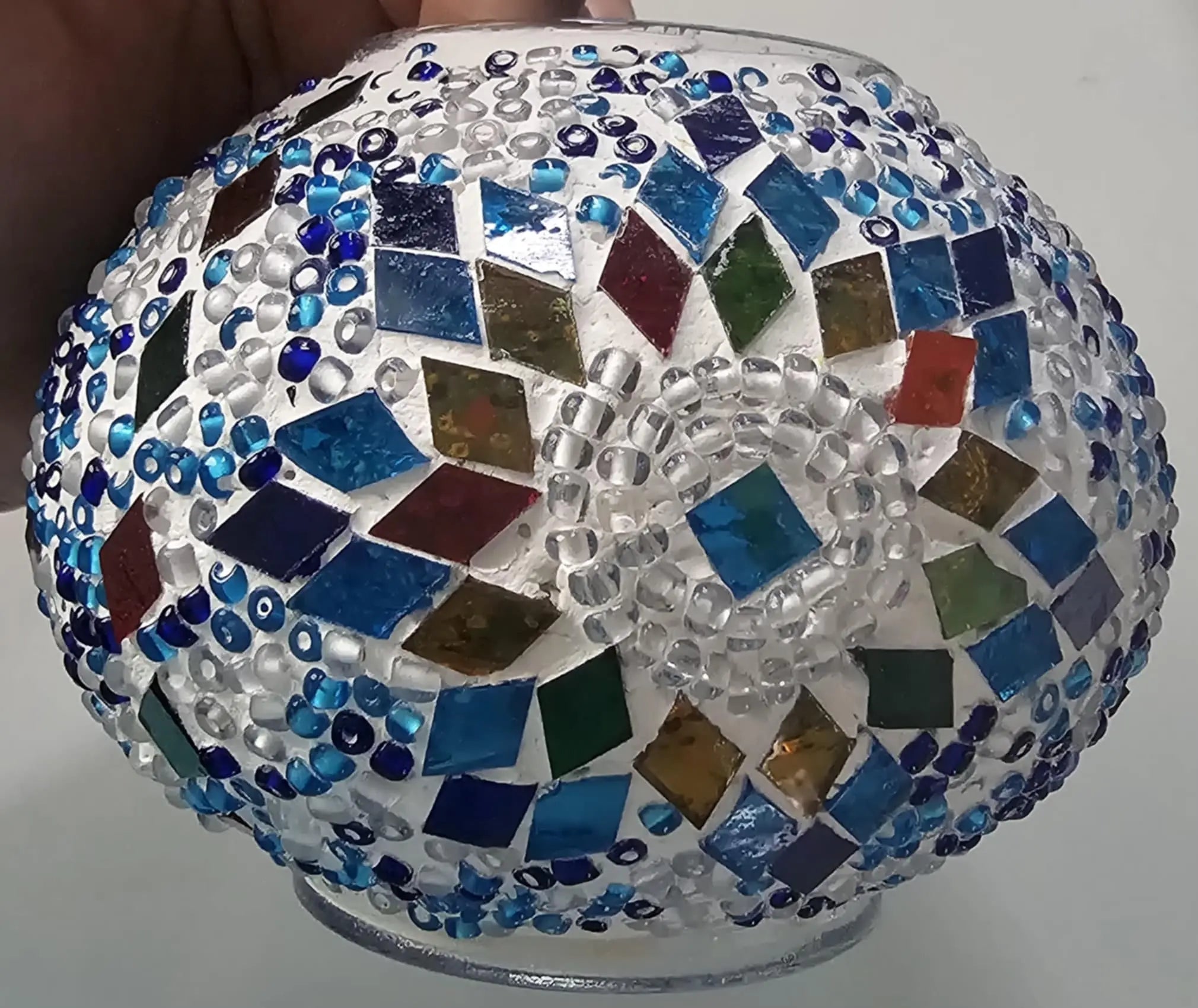 Détail globes mosaïque bleue ambre artisanat turc