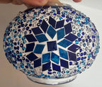 Gros plan verre mosaïque bleu lampe turque détail artisanal