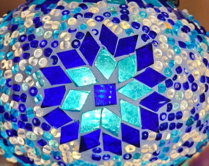 Détail globe mosaïque bleue verre coloré lampe orientale