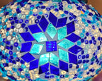 Détail globe mosaïque bleue verre coloré lampe orientale