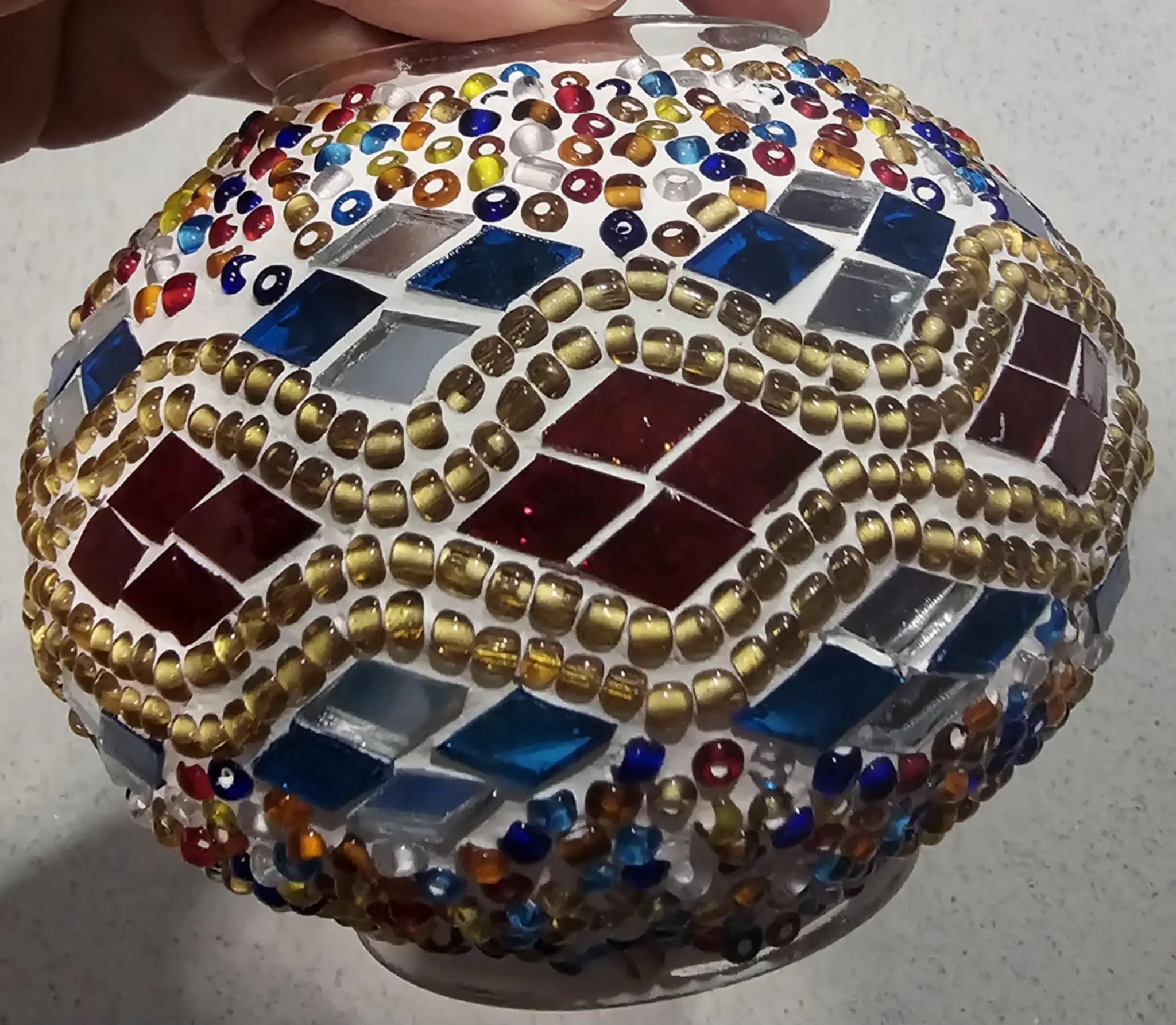 Détail globes mosaïque rouge or lampe turque orientale