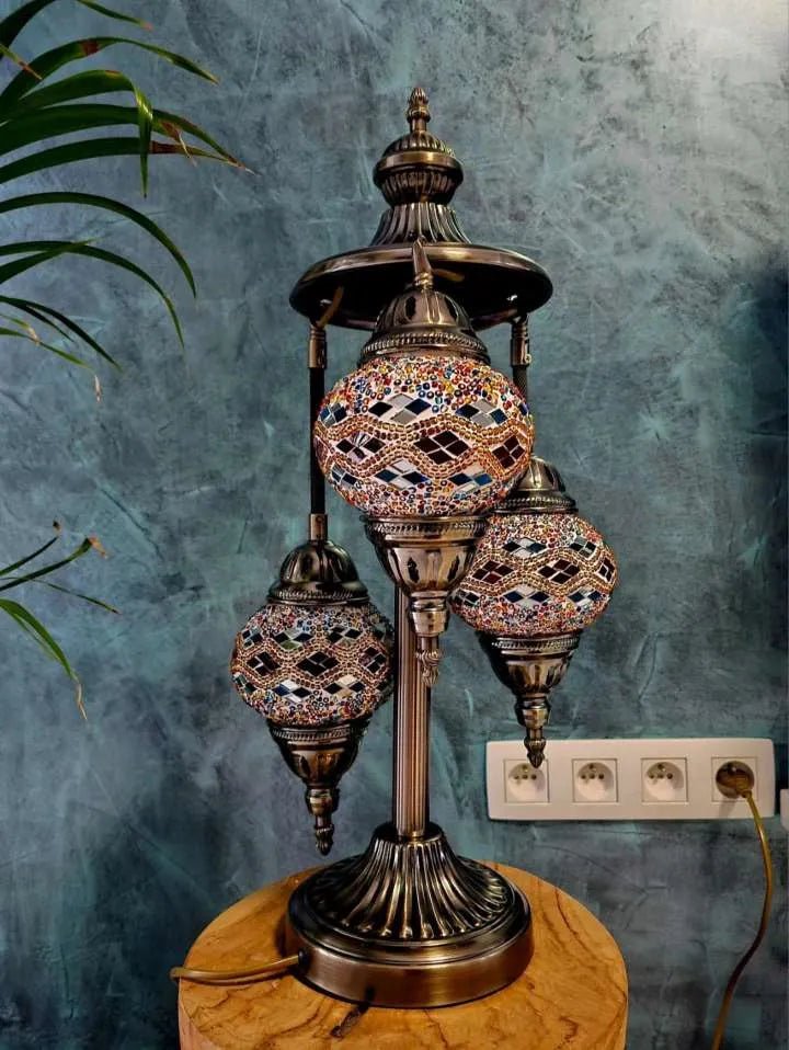 Lampe mosaïque turque 3 globes rouge et or allumée ambiance chaleureuse orientale