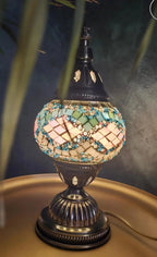 Lampe mosaïque bleue et rose allumée lumière chaleureuse