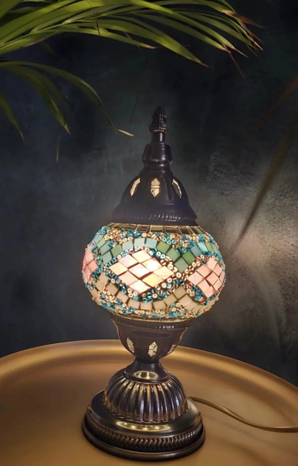 Lampe mosaïque bleue et rose allumée lumière chaleureuse