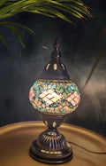 Lampe mosaïque bleue et rose allumée lumière chaleureuse