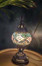 Lampe mosaïque bleue et rose allumée lumière chaleureuse