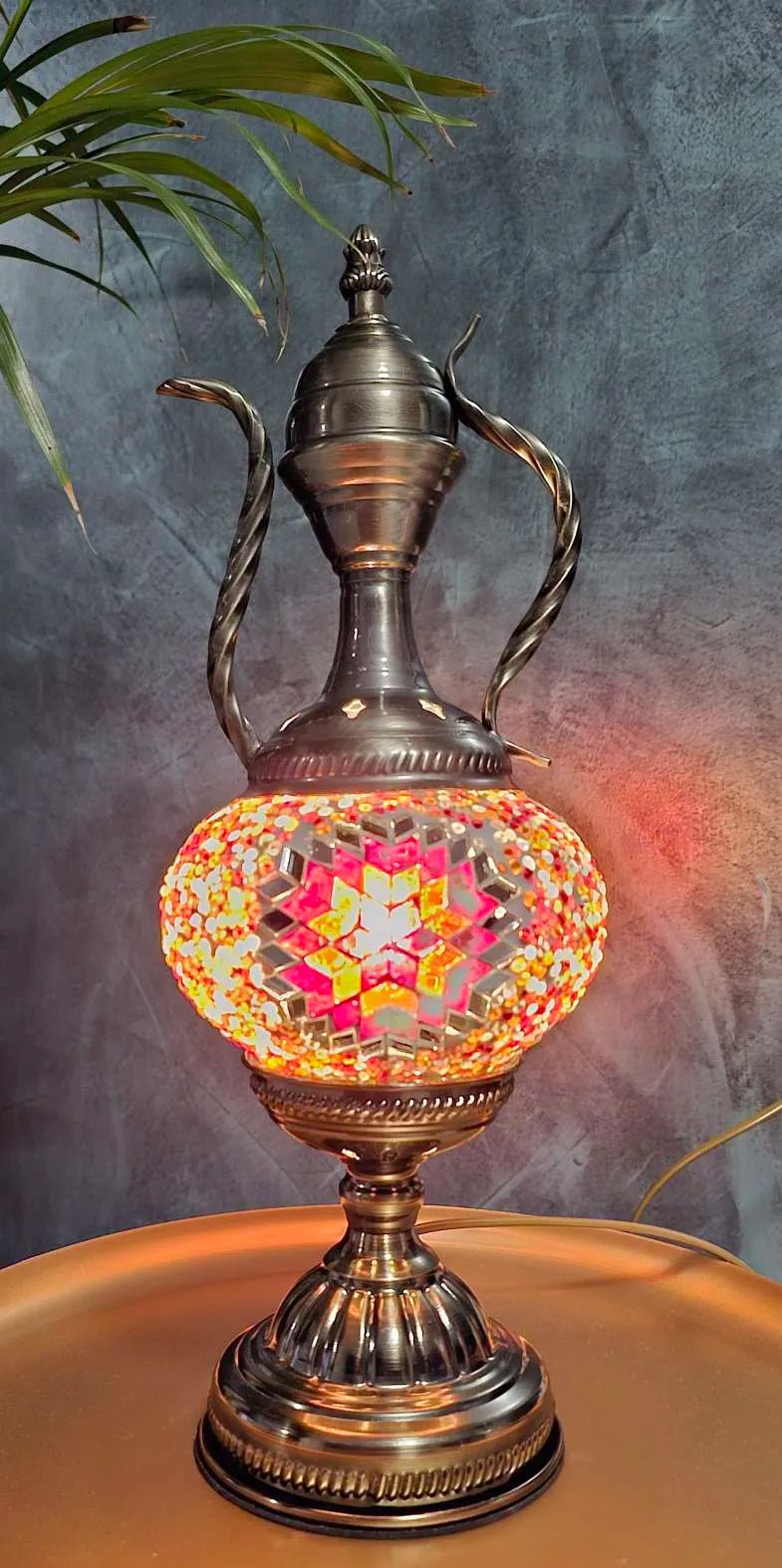 Lampe mosaïque turque en forme de théière fait main artisanal allumée 