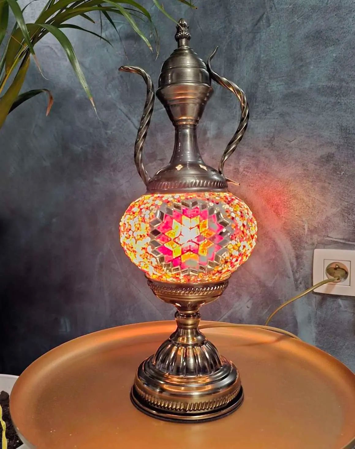 Lampe mosaïque turque en forme de théière fait main artisanal allumée 